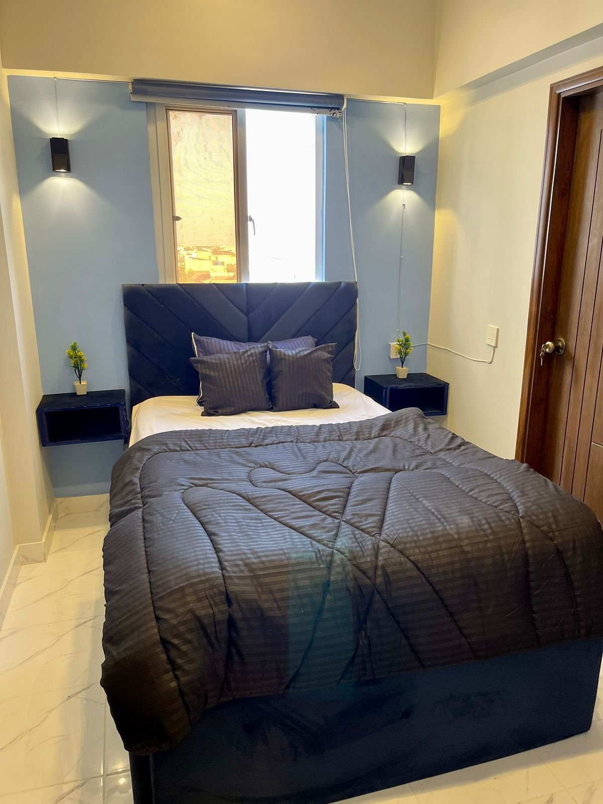 Chic 2 BR Apartment With Sea View Roof Top in DHA photo 3