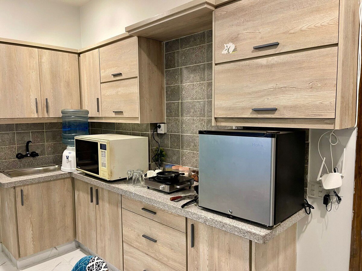 Chic 2 BR Apartment With Sea View Roof Top in DHA photo 5
