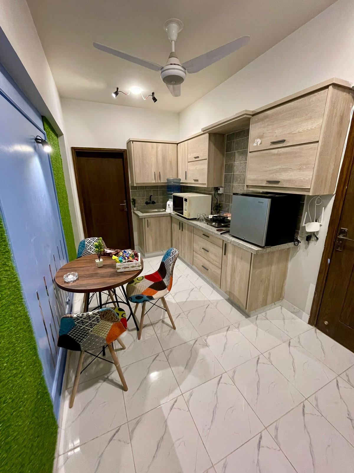 Chic 2 BR Apartment With Sea View Roof Top in DHA photo 23