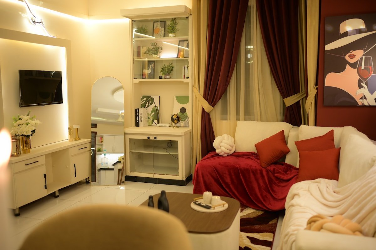 PannaCotta | Premium 2BHK | DHA Phase 7 Jami - Living room image 2