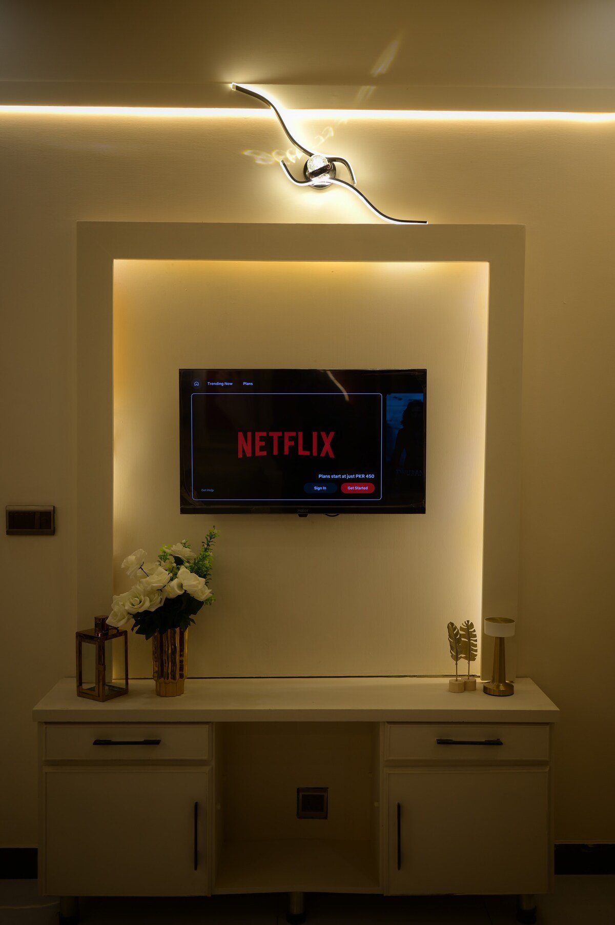 PannaCotta | Premium 2BHK | DHA Phase 7 Jami - Living room image 9