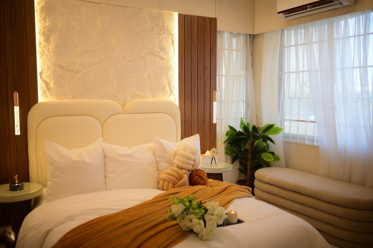 PannaCotta | Premium 2BHK | DHA Phase 7 Jami - Bedroom 1 image 2