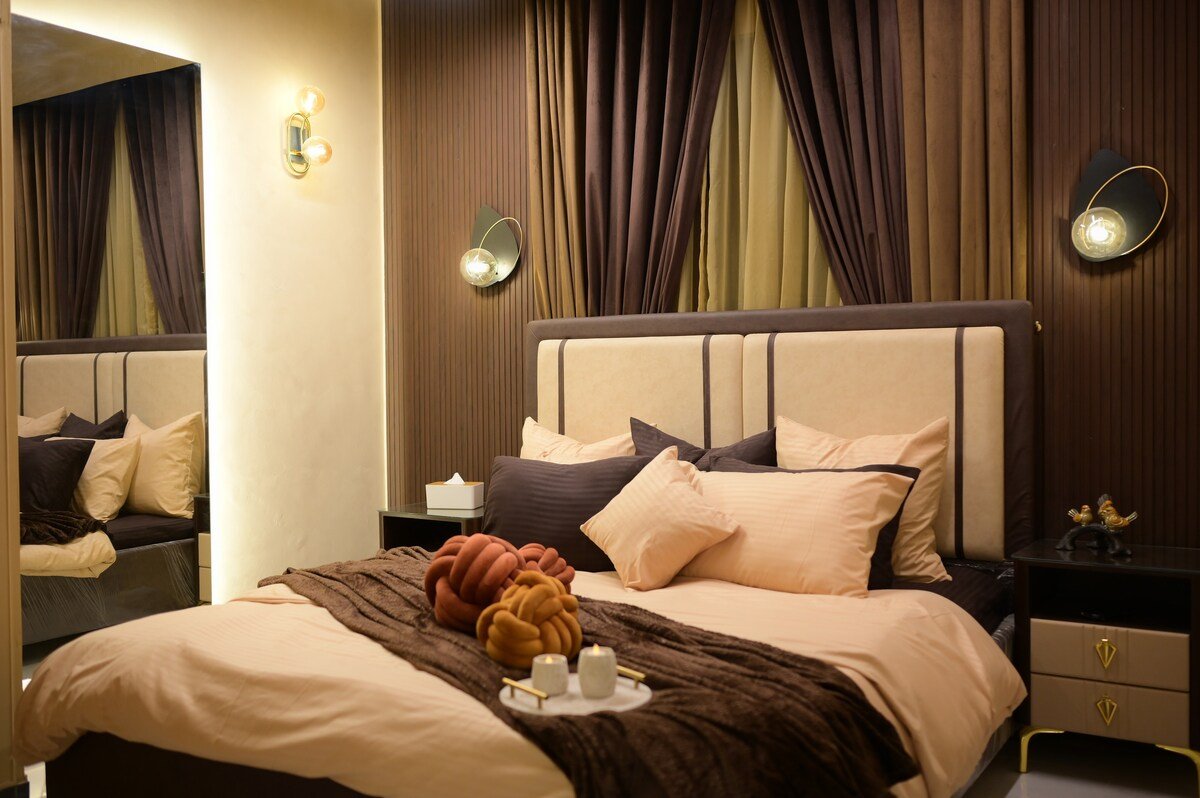 PannaCotta | Premium 2BHK | DHA Phase 7 Jami - Bedroom 2 image 1