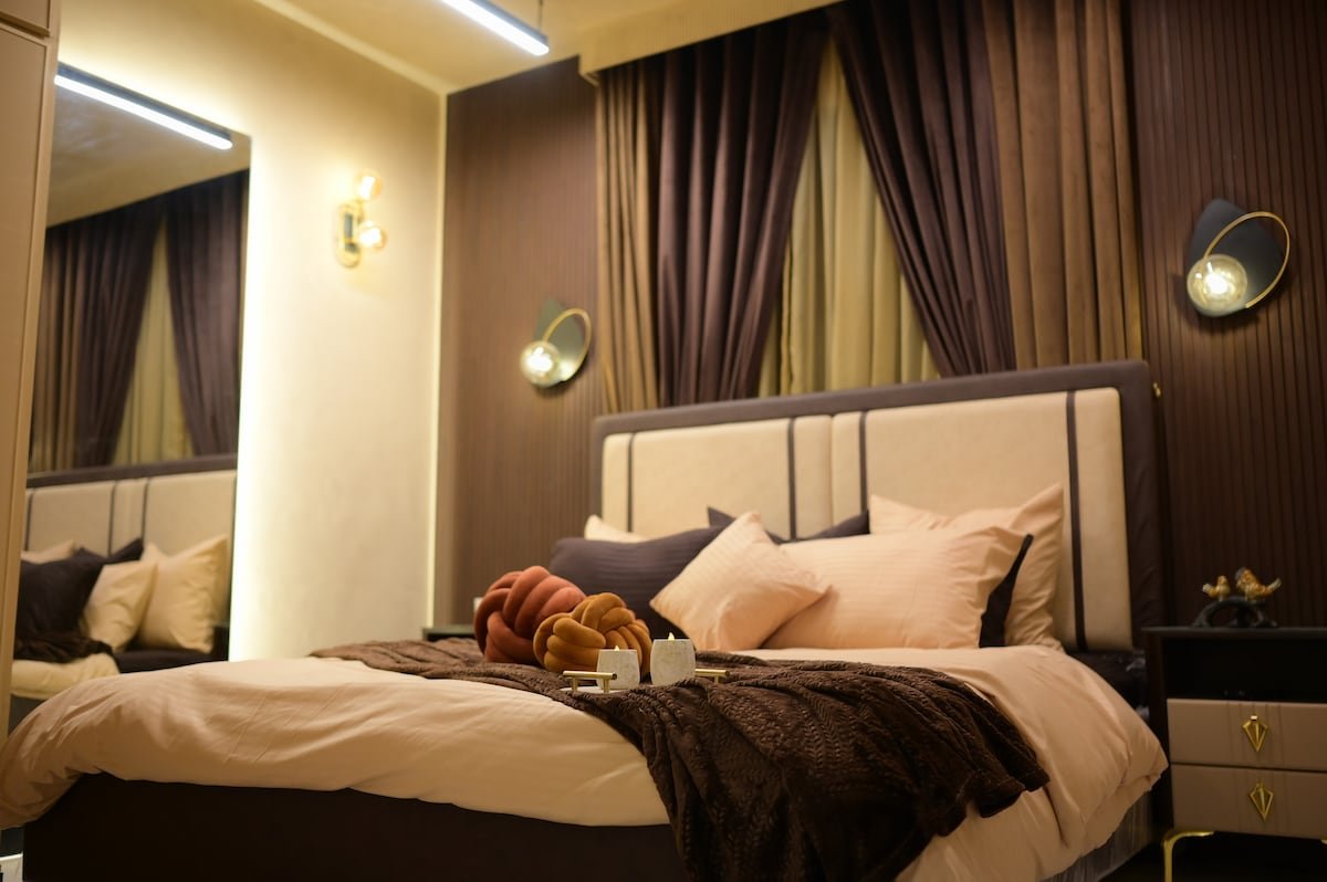 PannaCotta | Premium 2BHK | DHA Phase 7 Jami - Bedroom 2 image 2