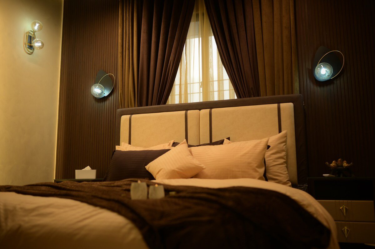 PannaCotta | Premium 2BHK | DHA Phase 7 Jami - Bedroom 2 image 3